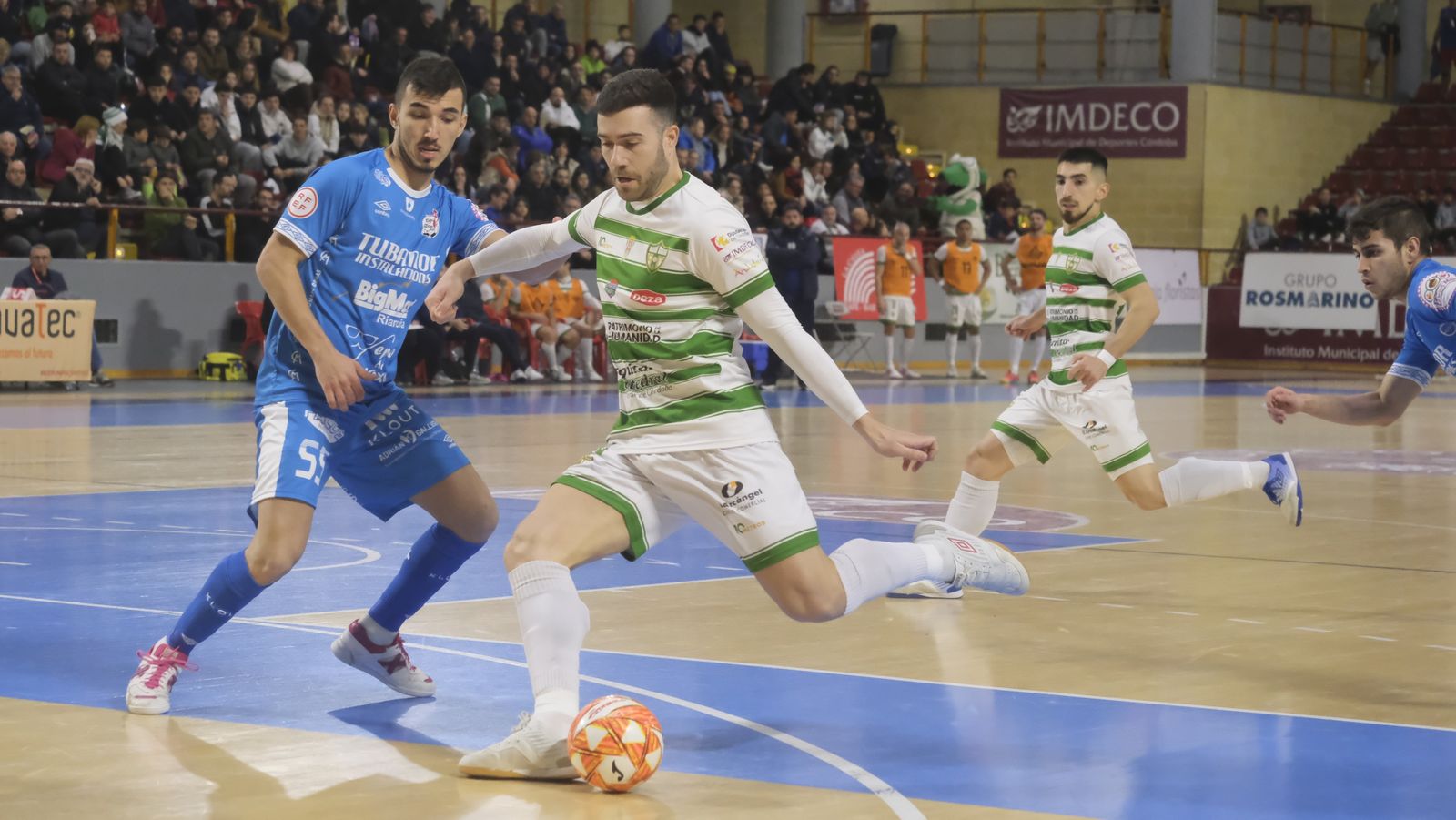 Alberto Saura prepara el lanzamiento ante la presencia de un jugador del Noia.