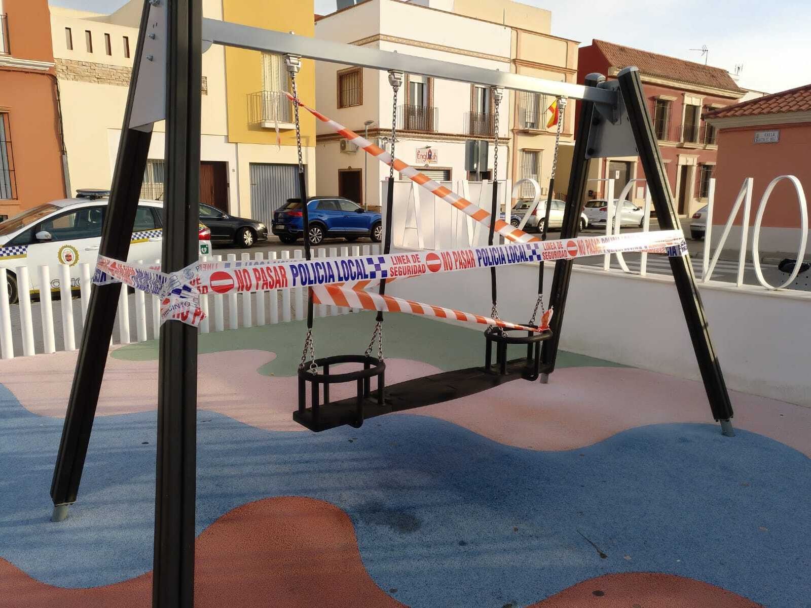 Uno de los columpios precintados en El Viso, al giaul que el acceso mismo a todas las zonas de juego infantil.