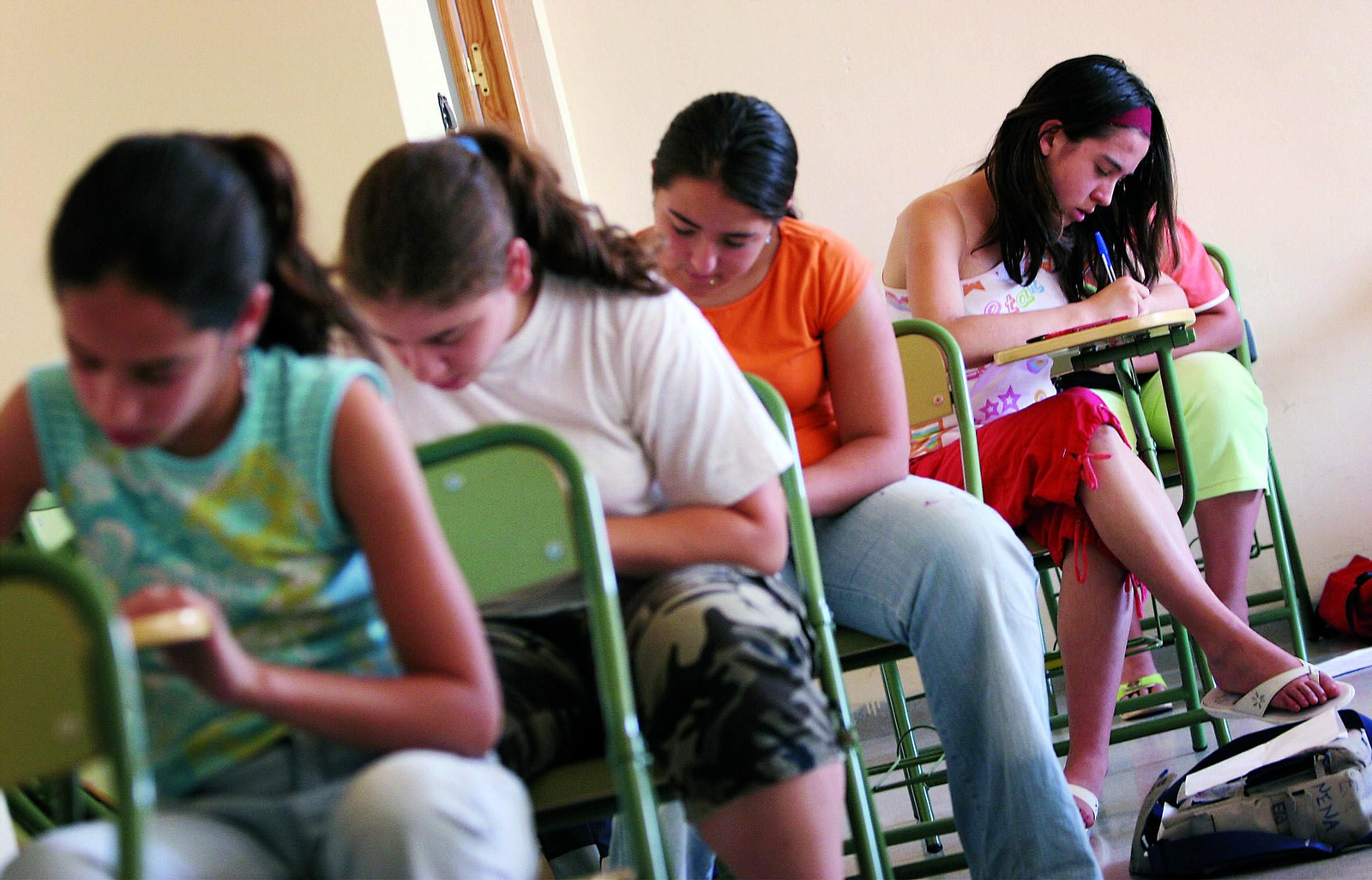 Alumnas de un instituto durante la realización de un examen de fin de curso.