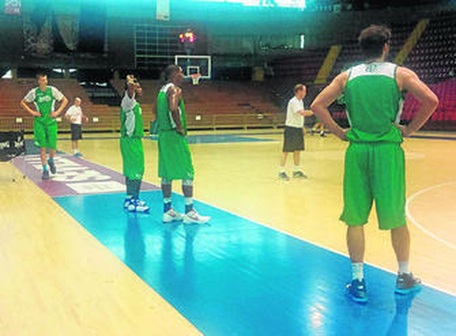 Porzingis, Pullen, Byars y Berni Rodríguez observan la sesión de entrenamiento de ayer.