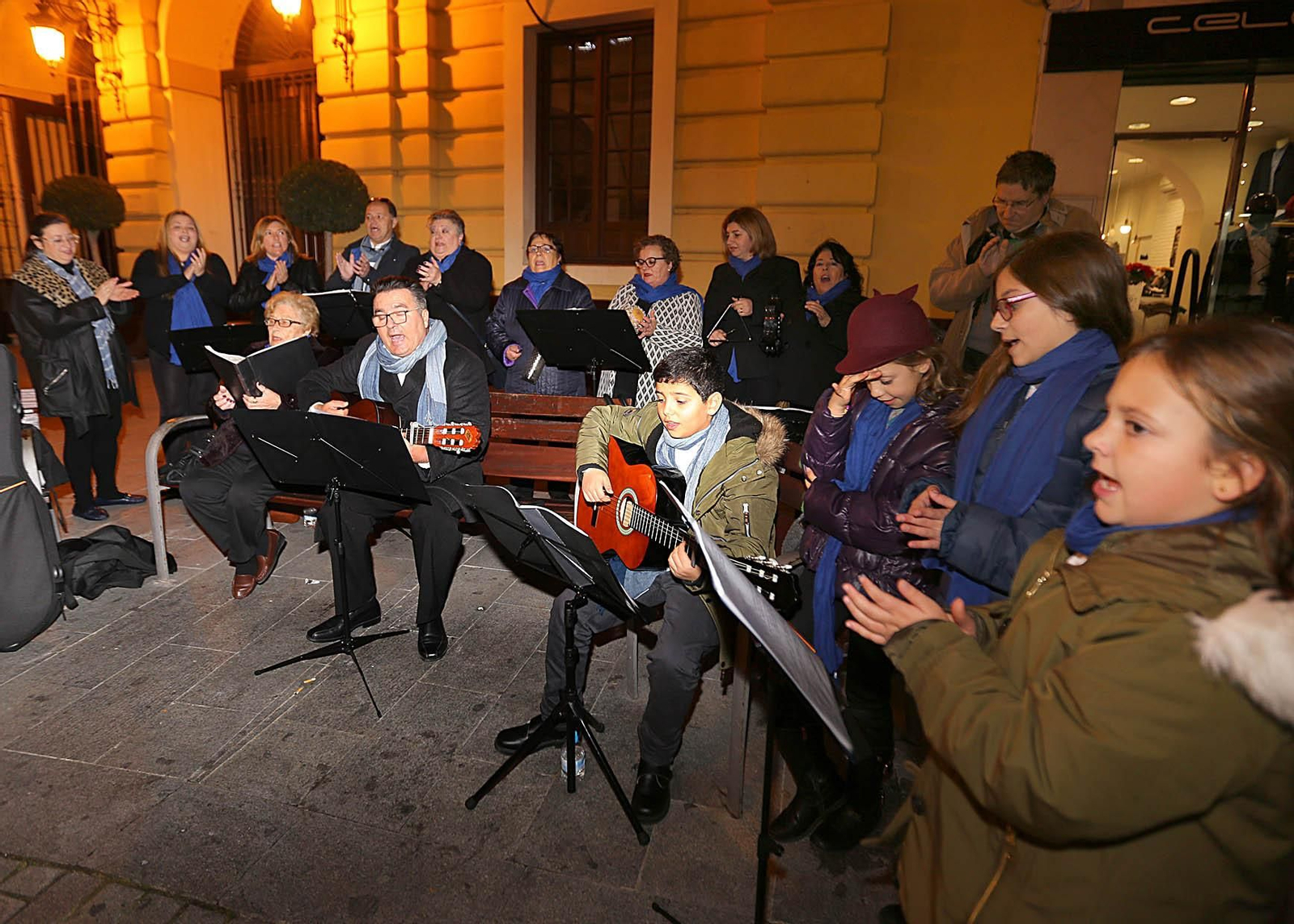 Un momento de la actuación de un coro de villancicos, ayer en el centro.
