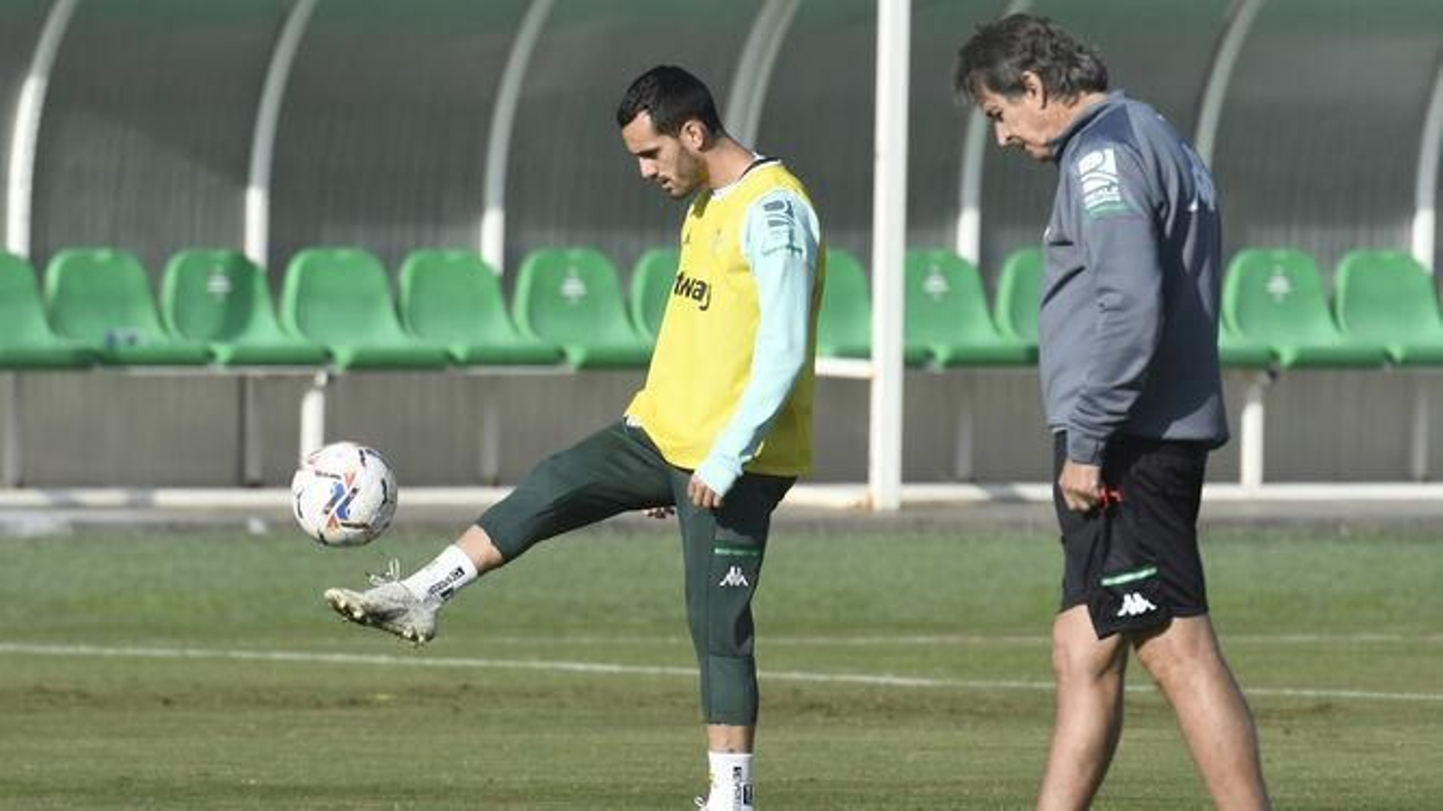 Juanmi, con Pellegrini en un entrenamiento del Betis.