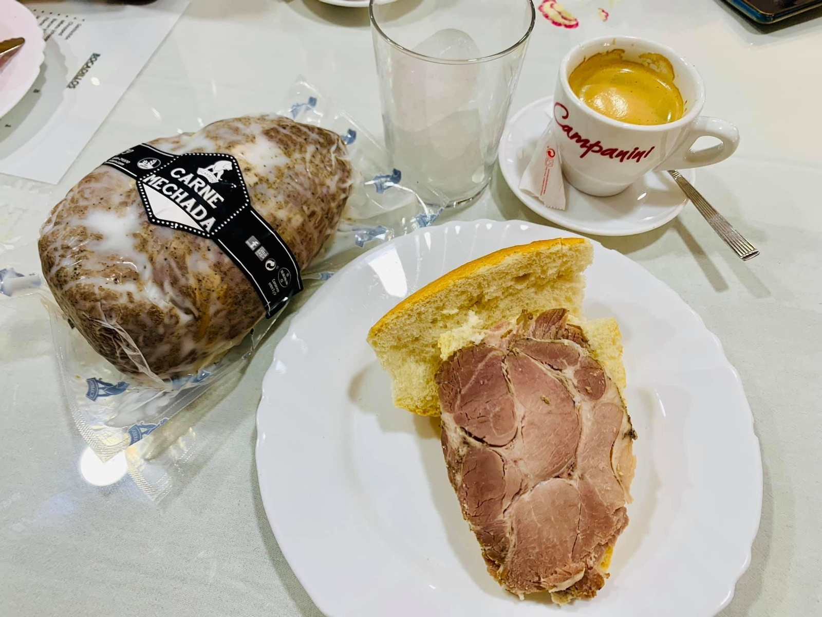 La alcaldesa de Benaoján muestra su desayuno con carne mechada local
