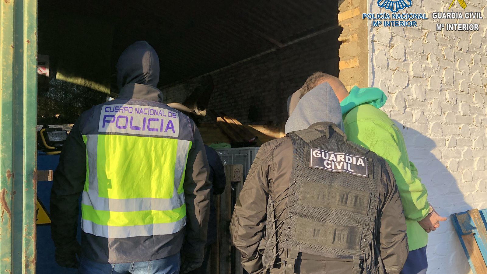 La Policía y la Guardia Civil, en uno de los registros de la operación Ángel.