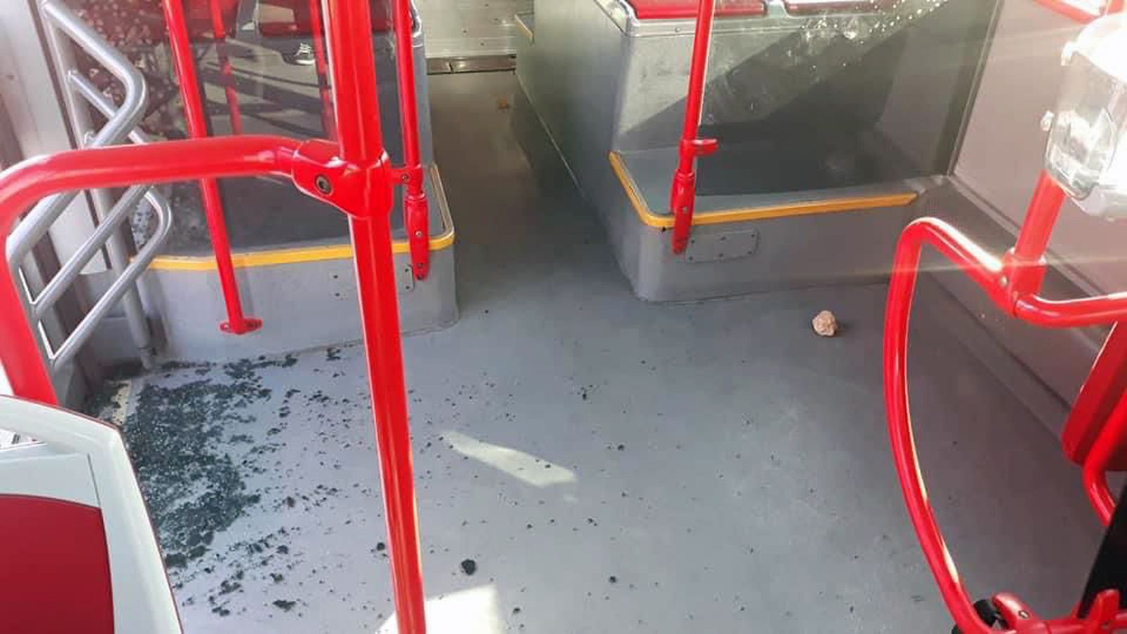 Piedra arrojada dentro del autobús agredido