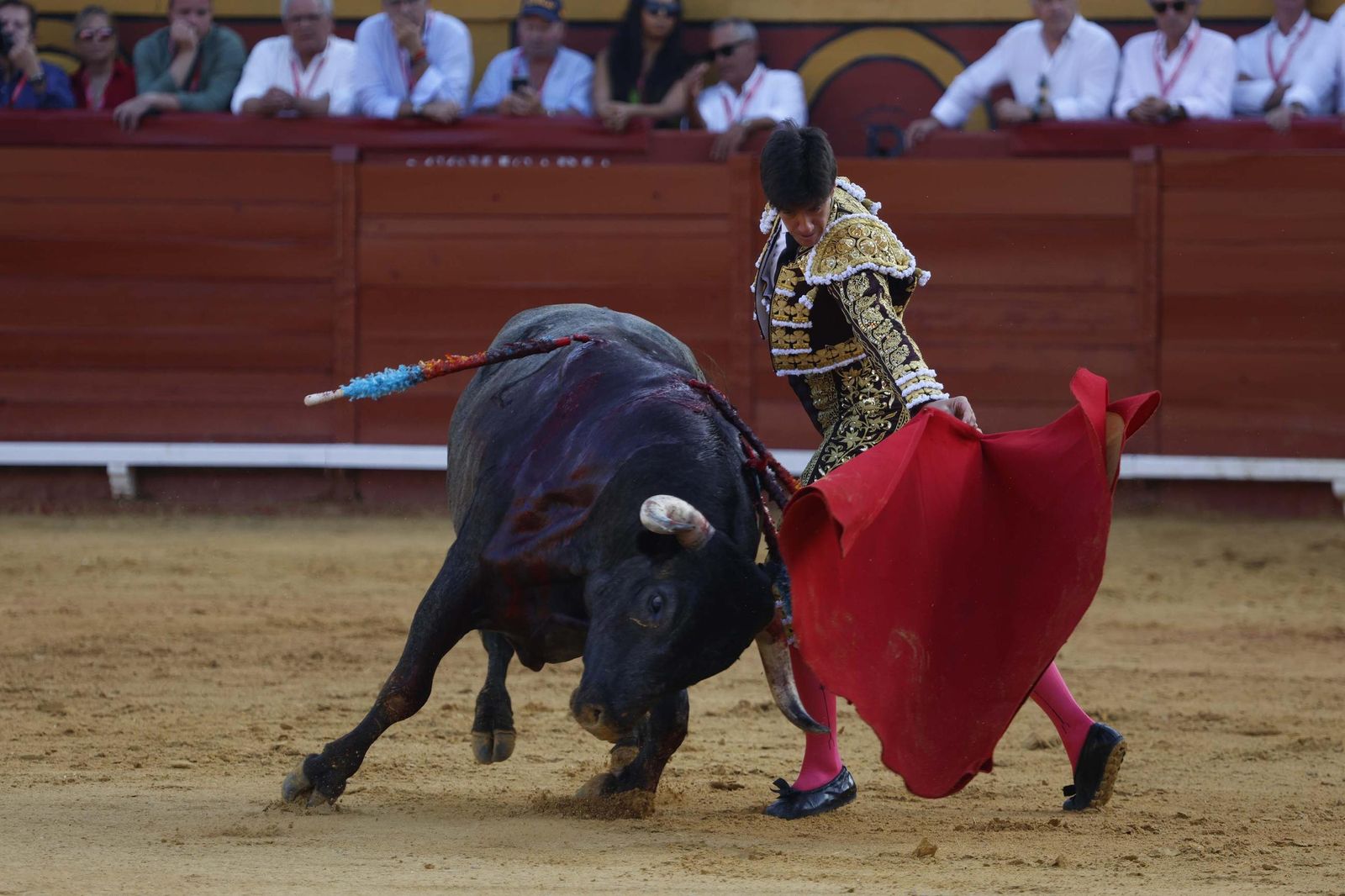 Una decepcionante corrida de Miura con Esaú Fernández a hombros cierra Algeciras