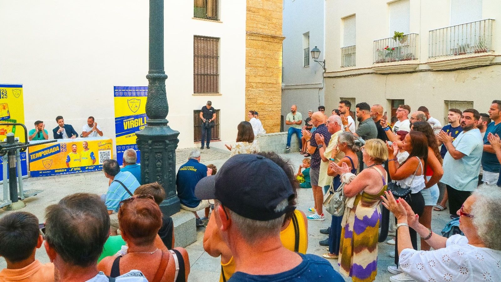 Numerosos aficionados se acercaron al barrio de Santa María.