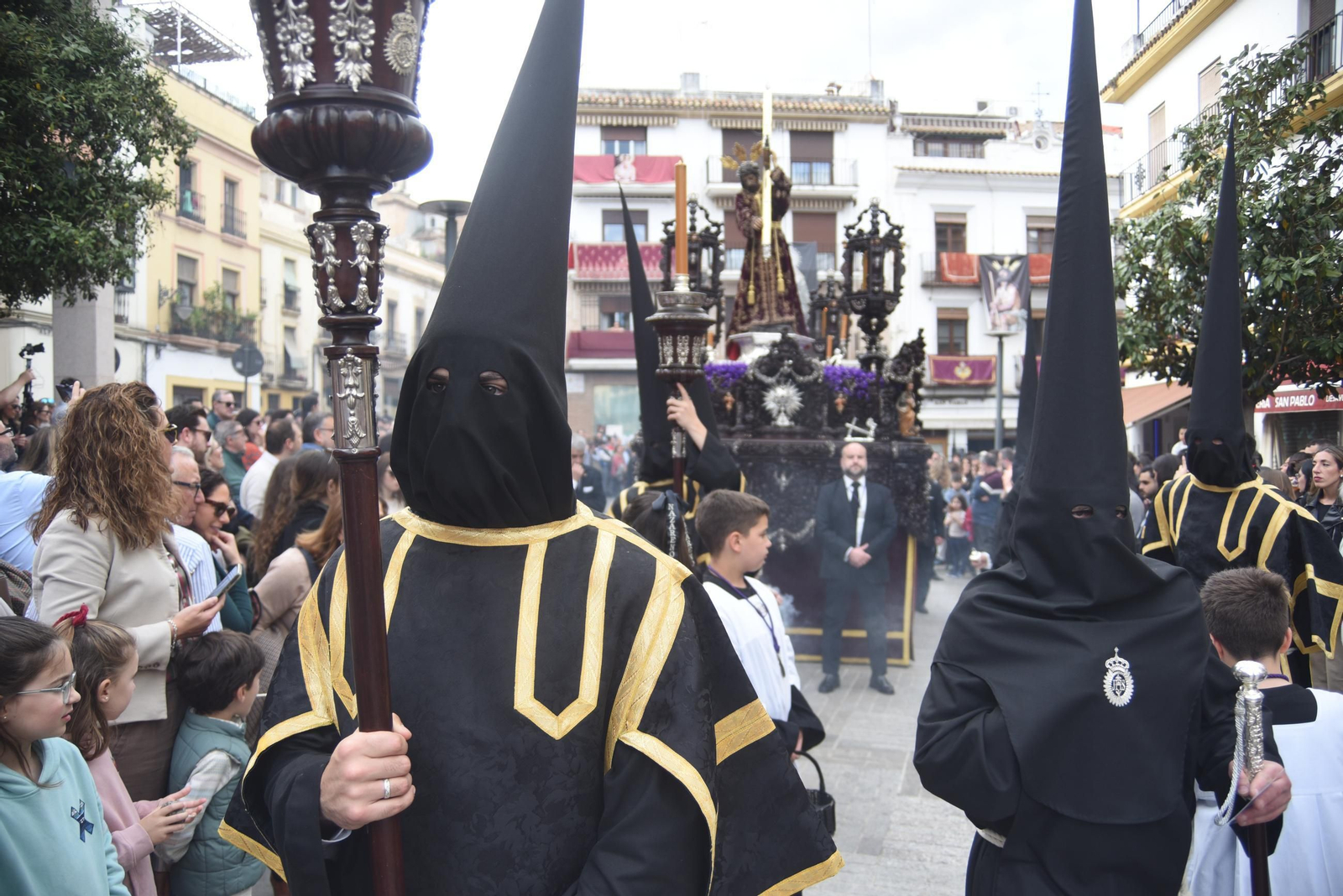 La procesión del Nazareno en este Jueves Santo de Córdoba, en imágenes