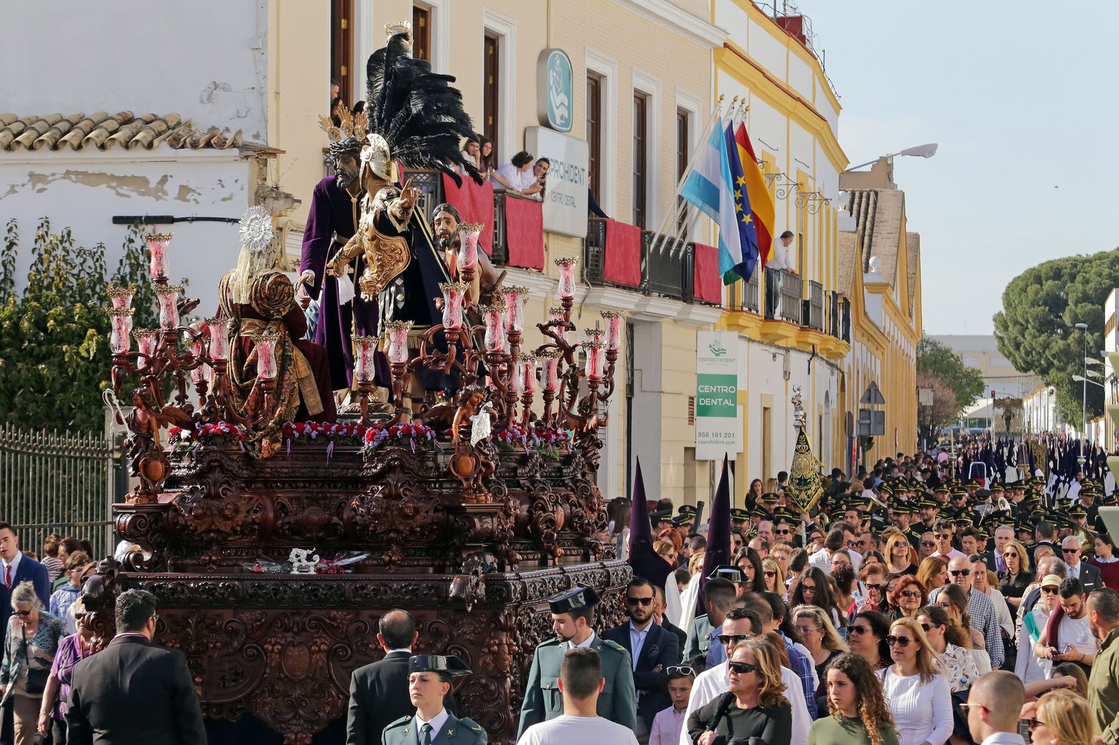 El Señor de la Misericordia y al fondo la Virgen de la Candelaria, en su discurrir por la calle Pizarro en dirección a la Carrera Oficial.