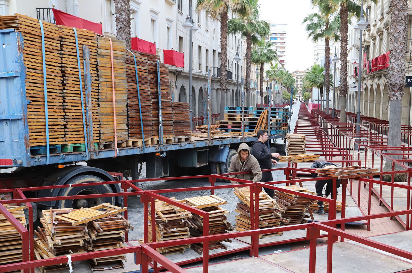 Montaje de la Carrera Oficial en el tramo de la Gran Vía.