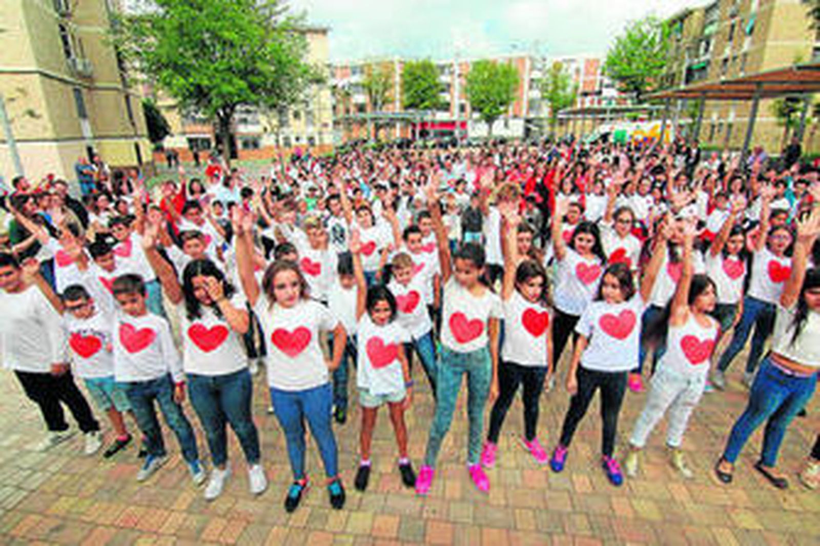 Los niños realizan un baile para aprender las técnicas de reanimación.
