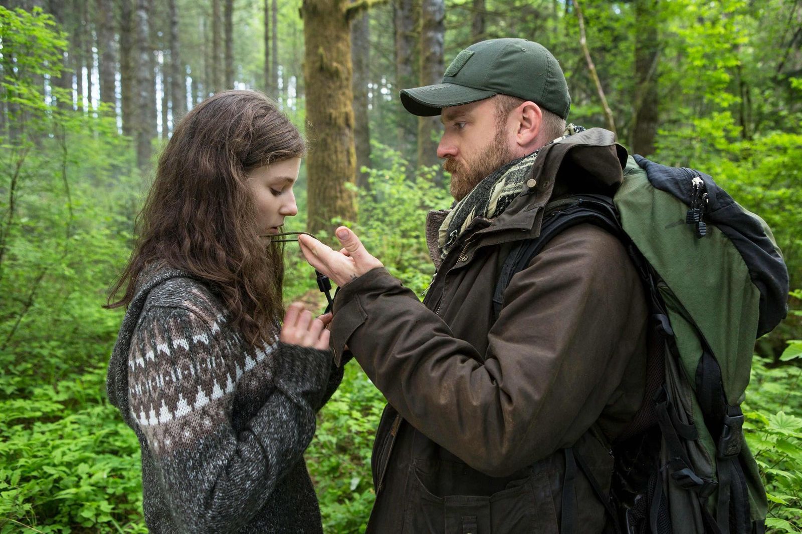 Thomasin McKenzie y Ben Foster, hija y padre en 'No dejes rastro'.