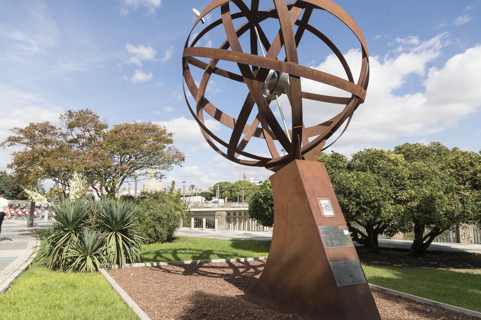 Escultura de la Milla Cero de la que partieron Magallanes  y Elcano en Sevilla, junto al puente de San Telmo.