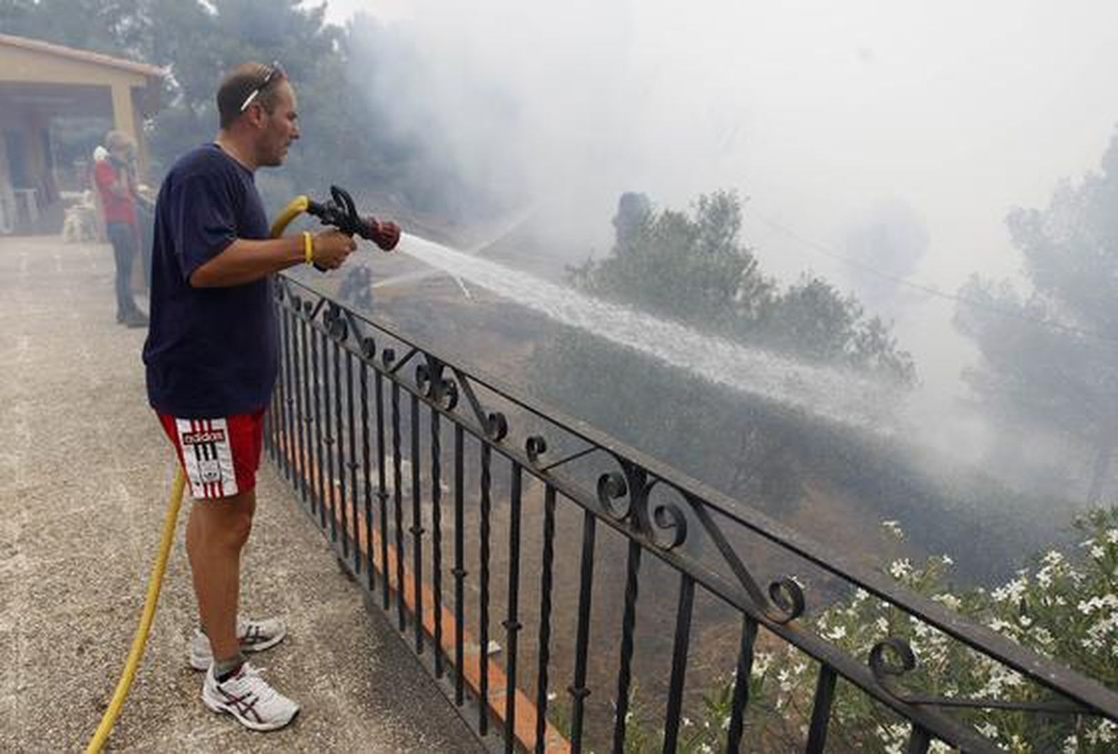 El fuego arrasa miles de hectáreas en comarcas del interior de la provincia de Valencia.

Foto: Reuters