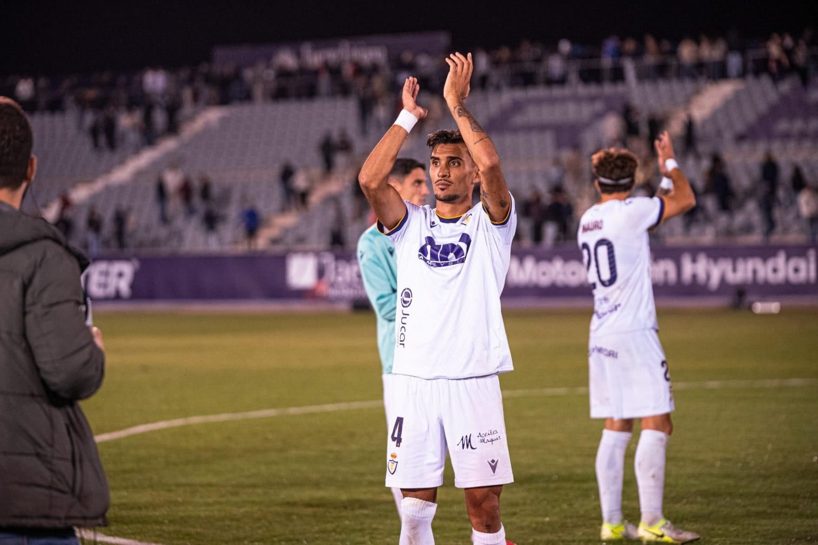 Pavón aplaude a la afición lagarta tras la derrota del pasado domingo en casa.