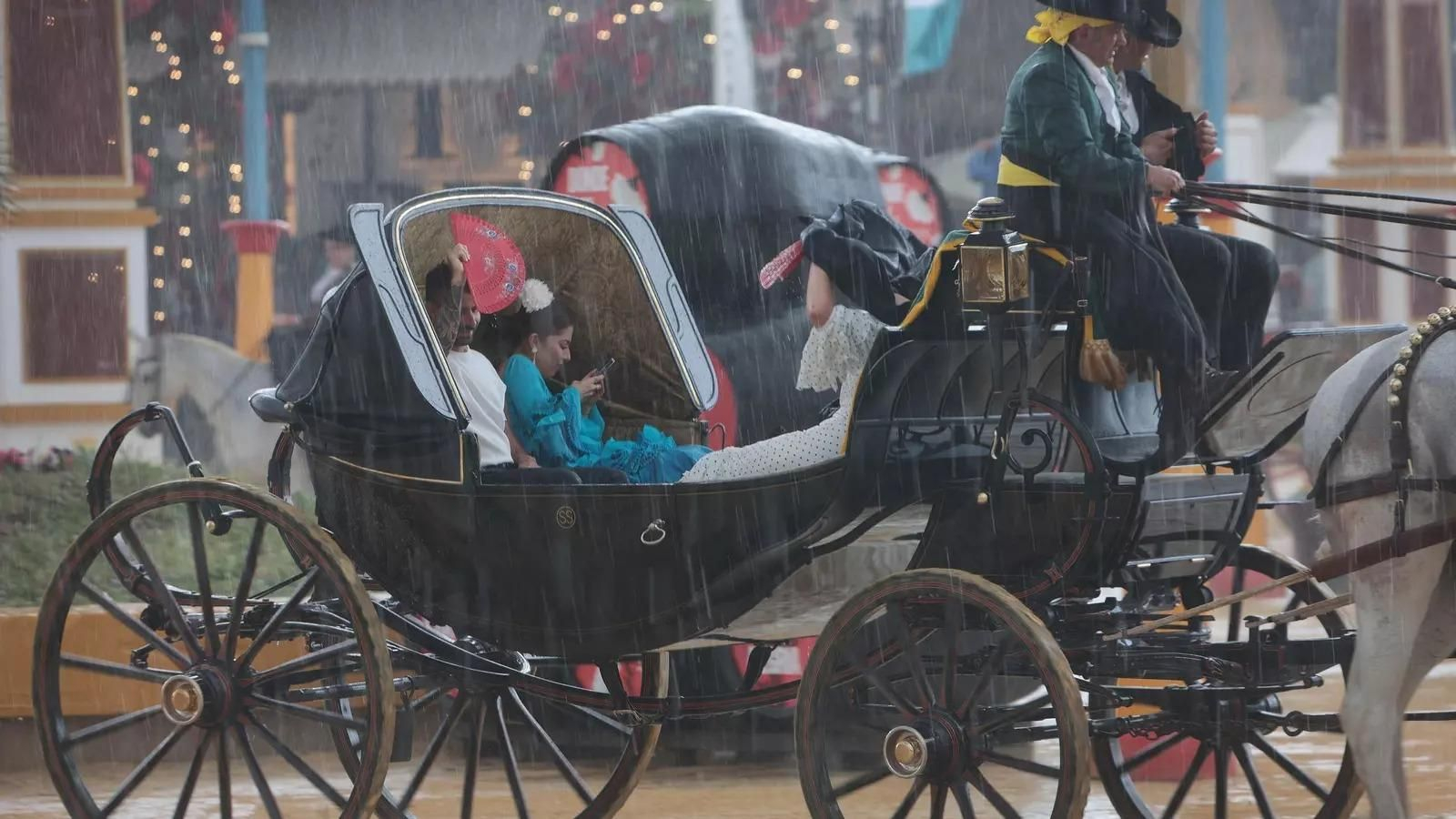 Un coche de caballos, sorprendido por la fuerte lluvia del pasado viernes.