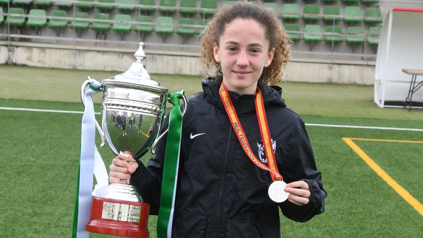 Ainhara González, con el título en sus manos.