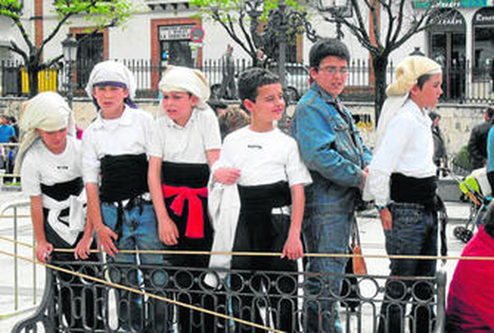 Algunos de los pequeños participantes, en una edición pasada de la Semana Santa Chica aracenense.