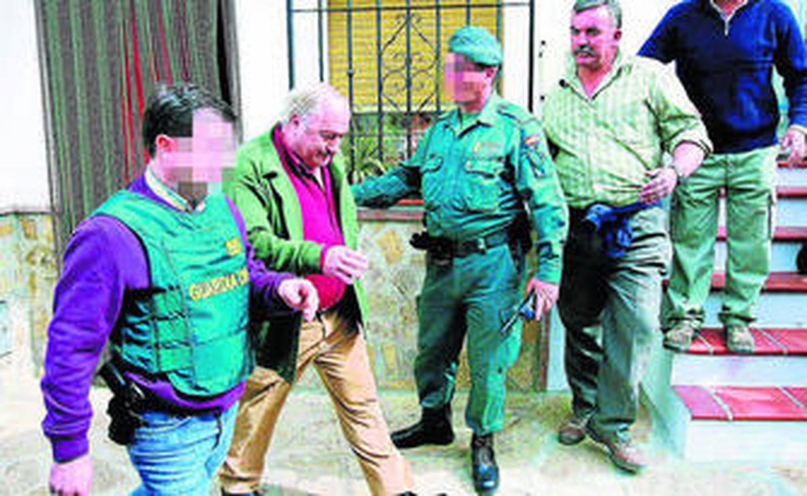 El entonces alcalde socialista, José Manuel Martín Alba, tras su detención por la Guardia Civil.