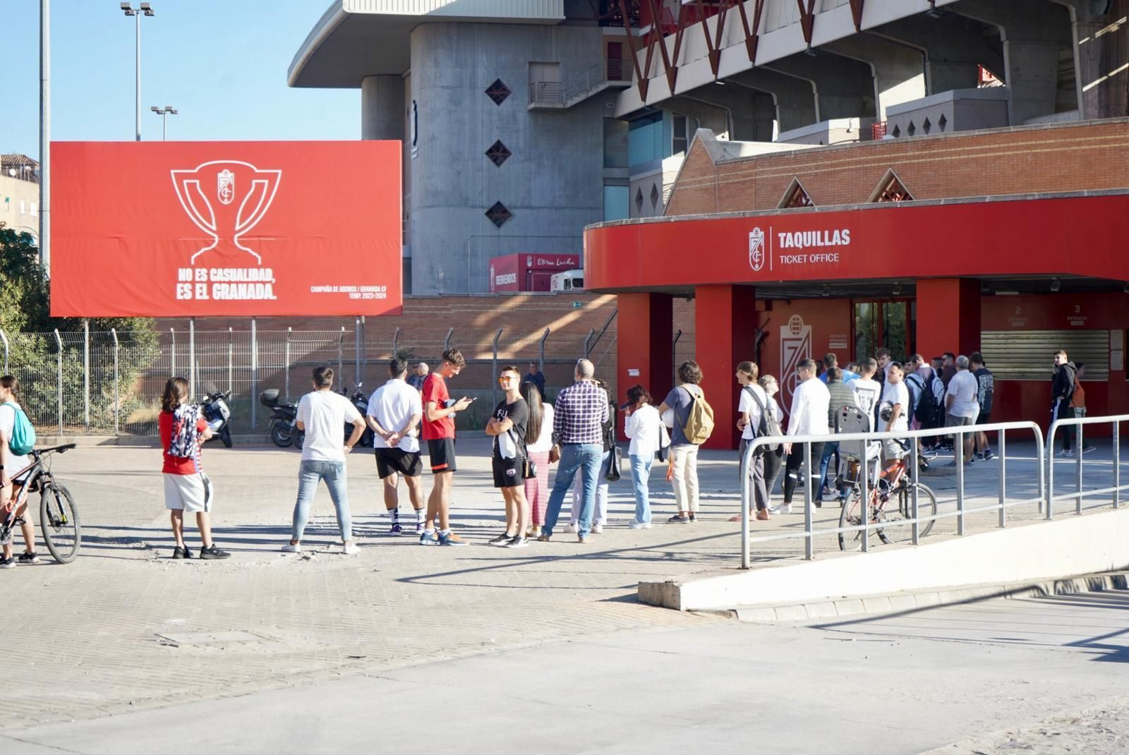 Imágenes de las colas de la afición del Granada CF