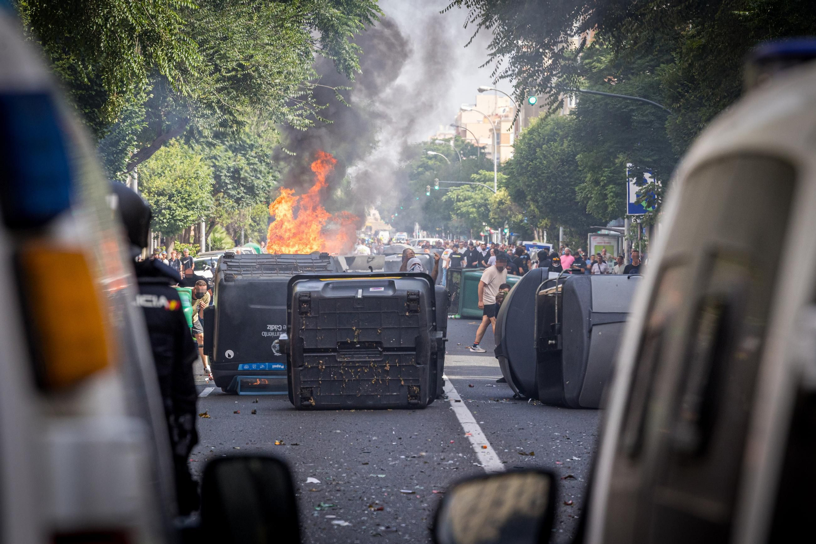 Barricadas con contenedores ardiendo en la avenida principal de Cádiz.