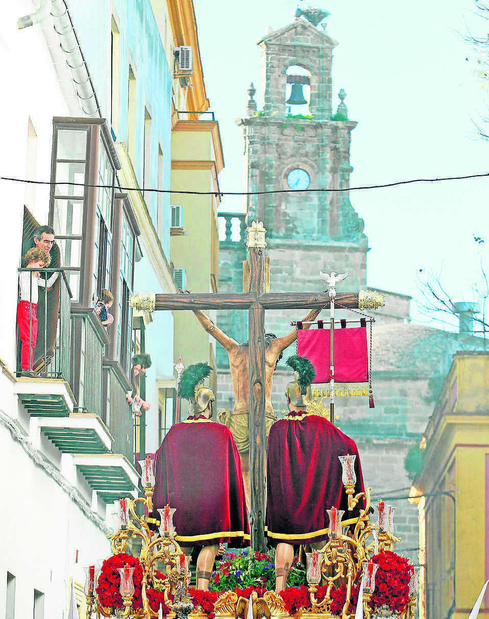 El misterio del Cristo del Amor avanza ayer por la tarde hacia la plaza de Santiago y su inconfundible espadaña.