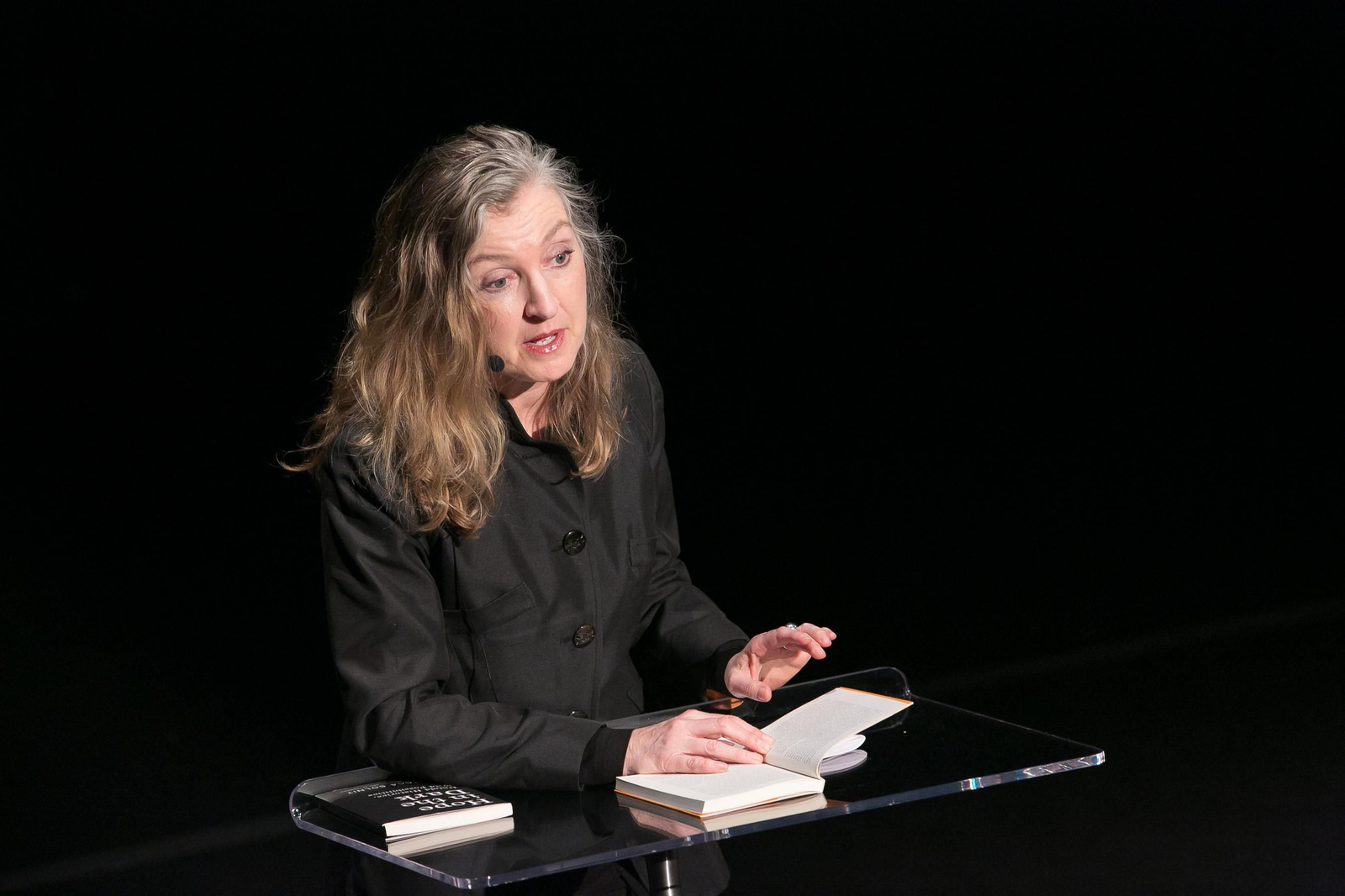 La escritora estadounidense Rebecca Solnit (Bridgeport, Connecticut, 1961). Abajo, portada de su libro 'Esperanza en la oscuridad' (Capitán Swing).