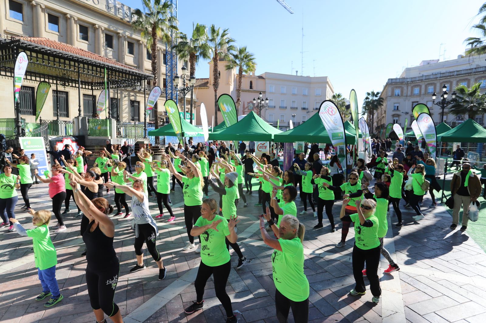 Imágenes  del Tour Universo Mujer  en la Plaza de  Las Monjas de Huelva