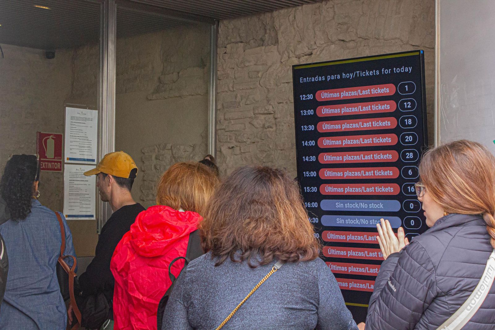 La pantalla en las taquillas que muestra la disponibilidad de entradas.