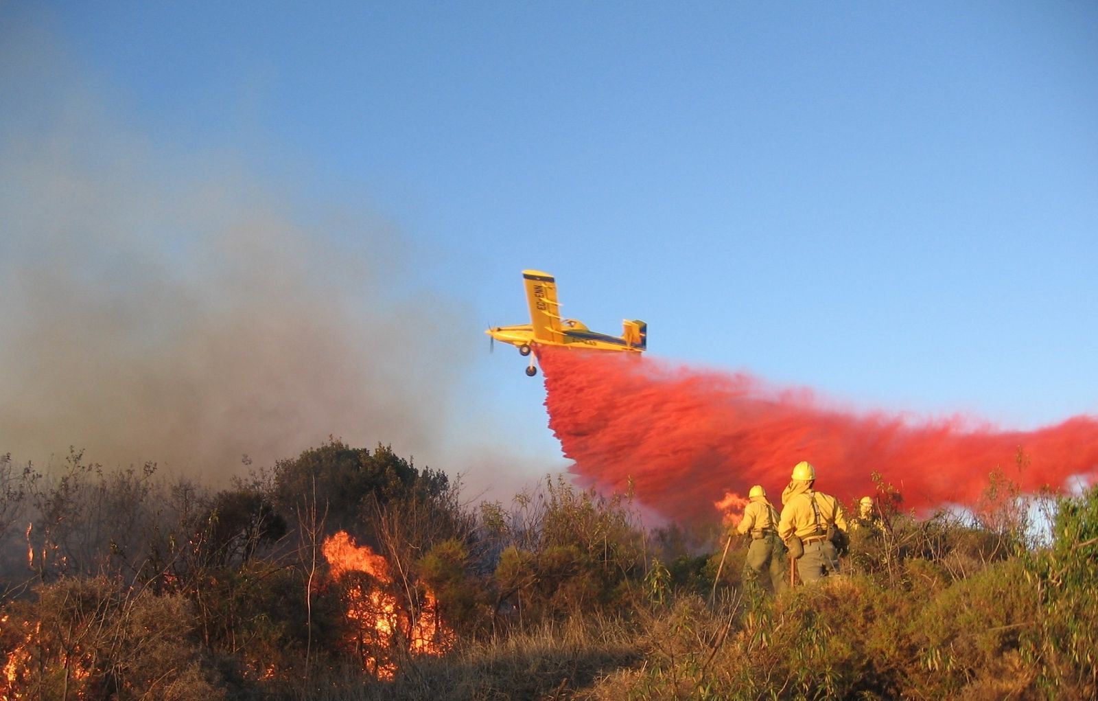 Efectivos del Infoca extinguen un fuego.