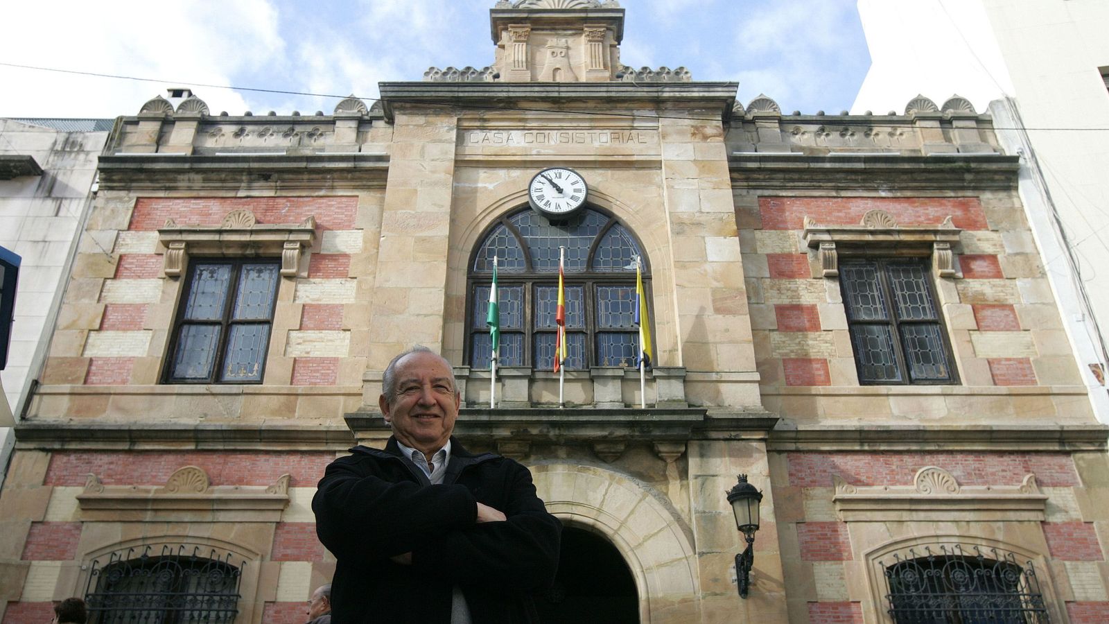 Francisco Esteban ante el Ayuntamiento de Algeciras, en 2011.