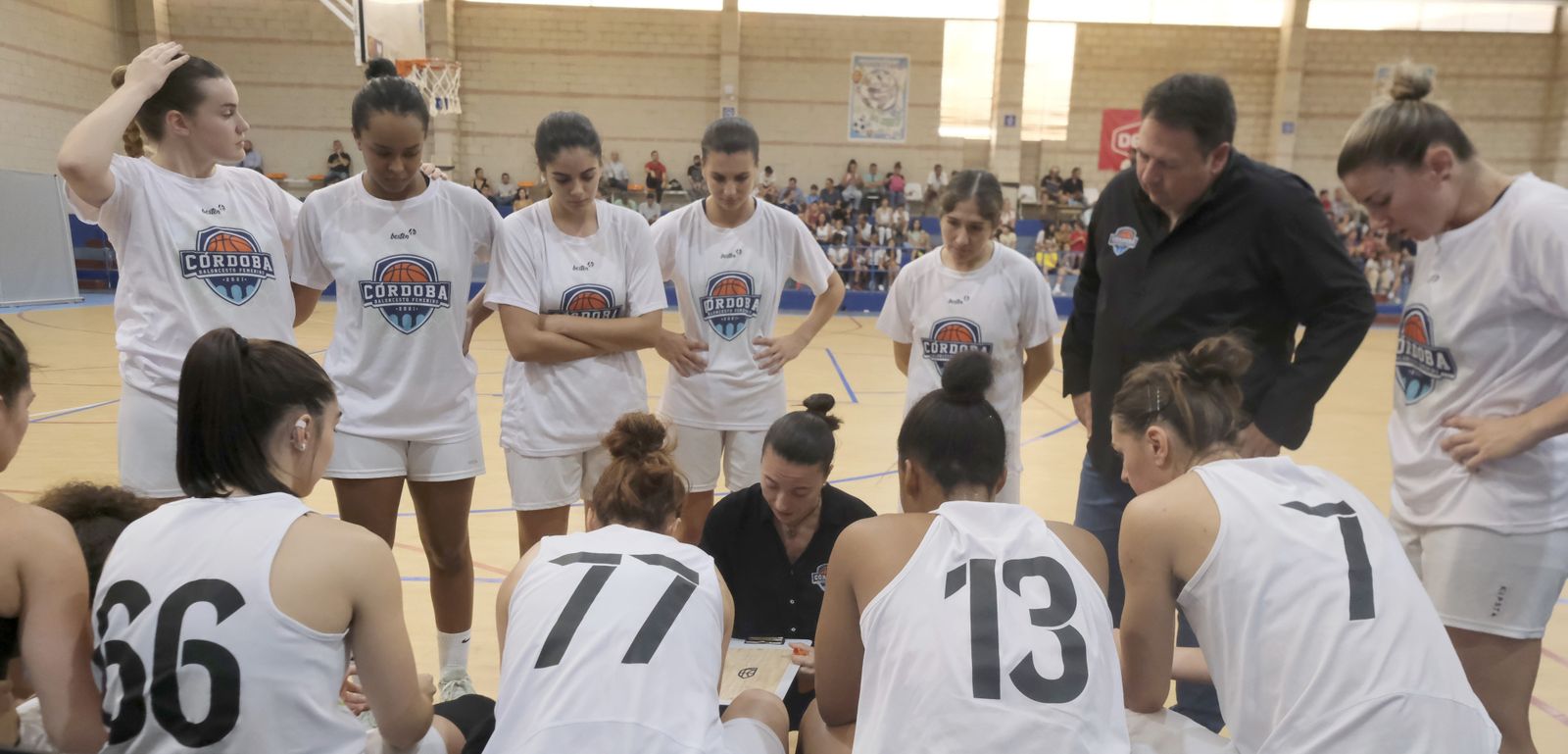 Mireia Capdevila da órdenes a sus jugadoras durante un tiempo muerto.