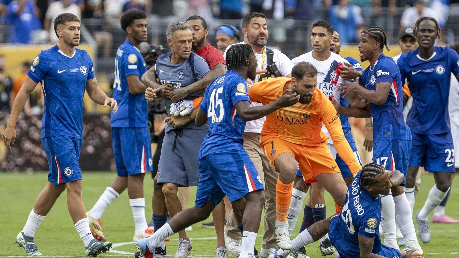 Joao Pedro, en el suelo tras su lance con Luis Enrique.