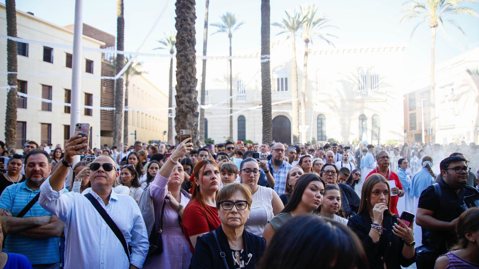 Vea la salida de la Hermandad de Los Ángeles de la Catedral de Almería