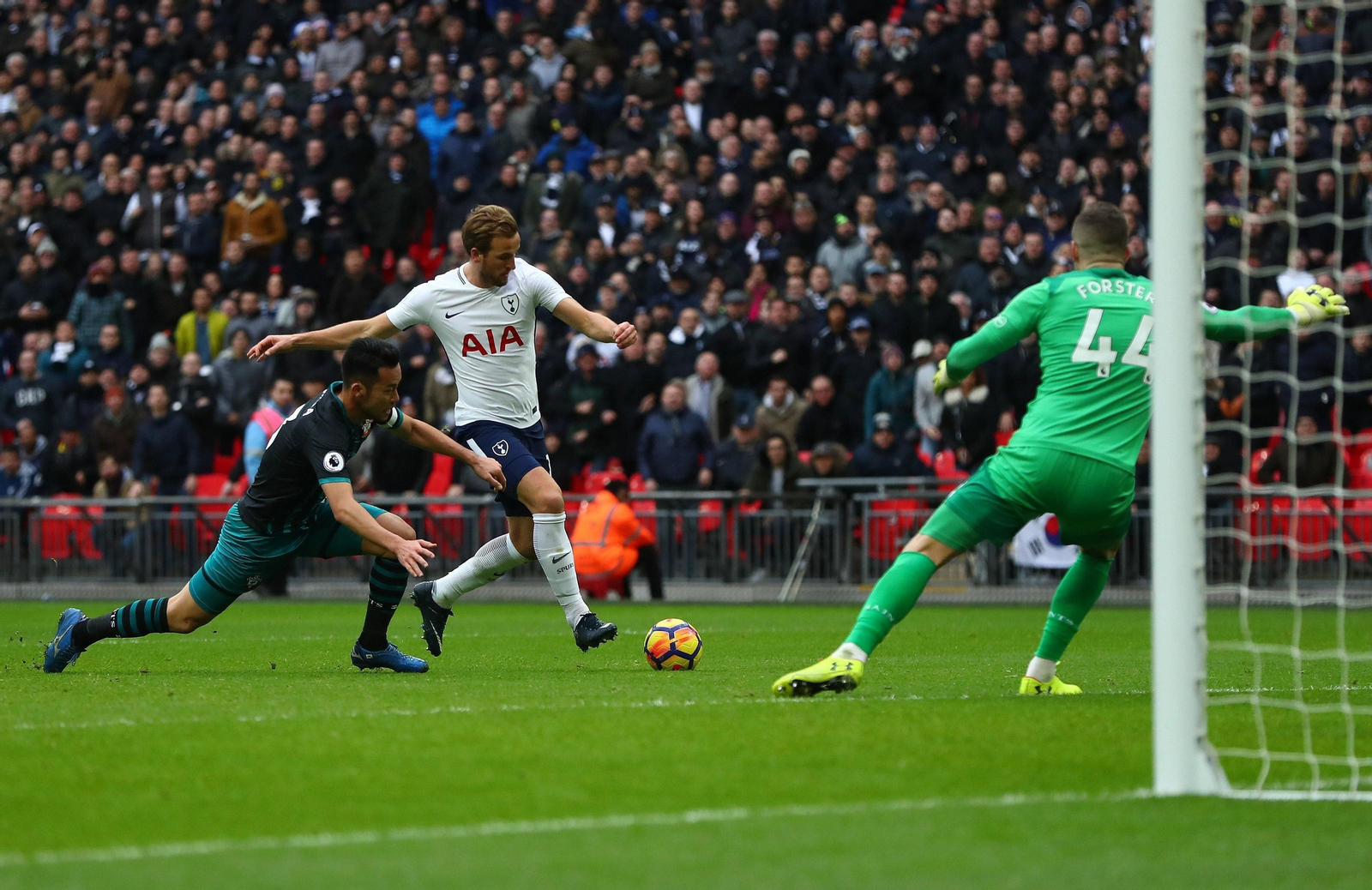 Kane gana la partida a Yoshida para batir a Foster con un lanzamiento picado.