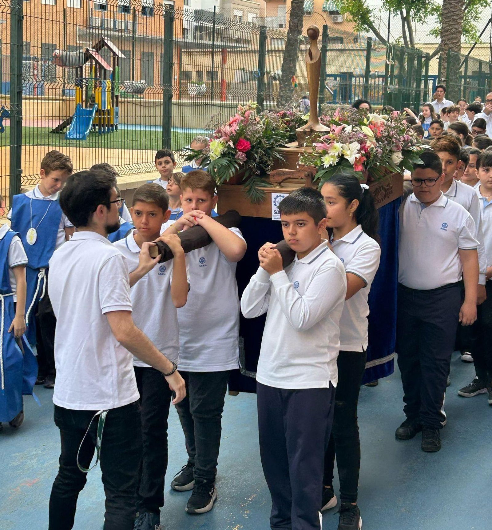 El Colegio SAFA también procesionó este Viernes de Dolores.