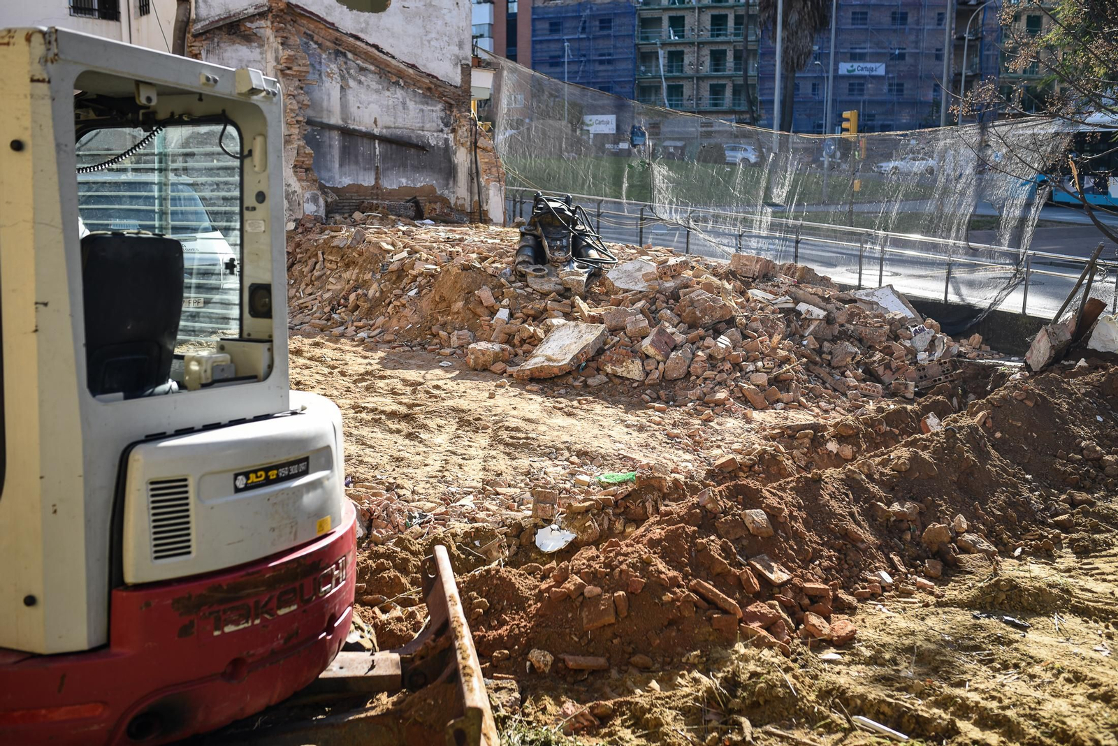 Imágenes de la demolición de una vivienda en la calle Menéndez Pidal