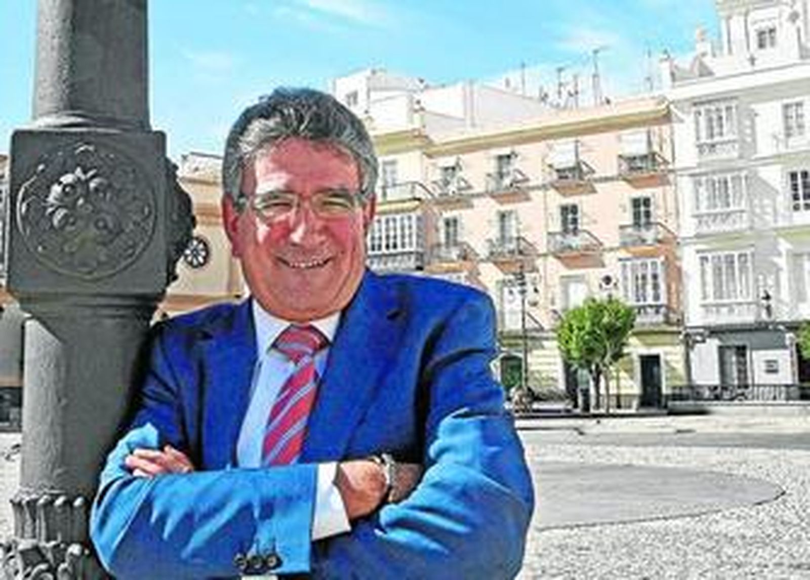 Luis Pizarro posa en la céntrica plaza de San Antonio.