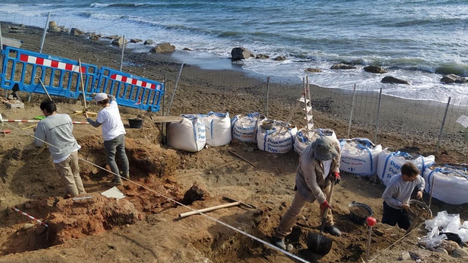 Arqueólogos y restauradores contratados Arqueólogos y restauradores contratados