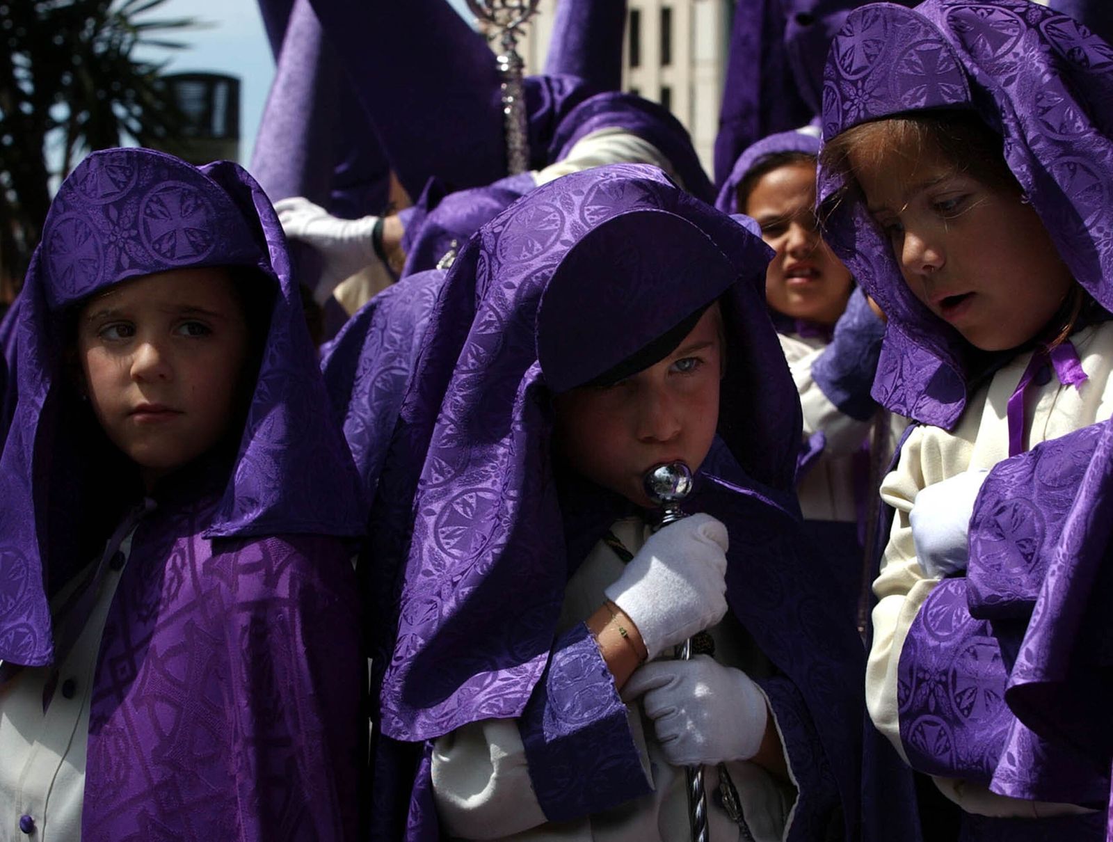 Niños participan en una procesión del Domingo de Ramos