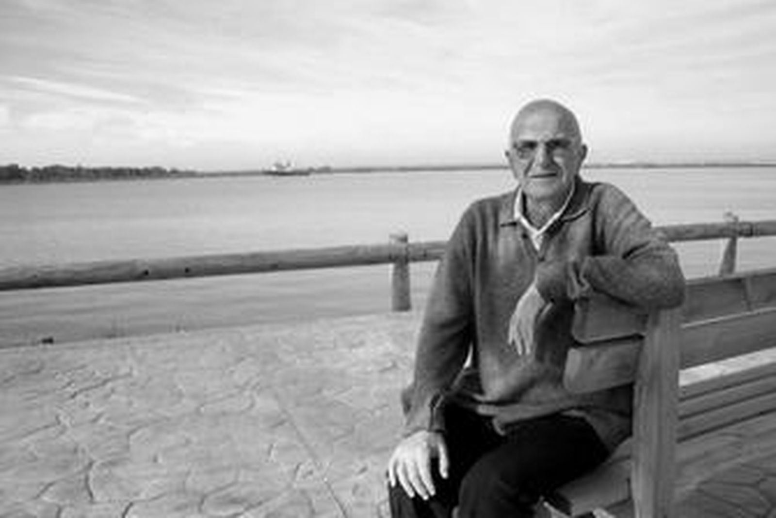 El padre Oliva a la orilla de la Ría de Huelva, en la visita que ahora realiza a nuestra ciudad.