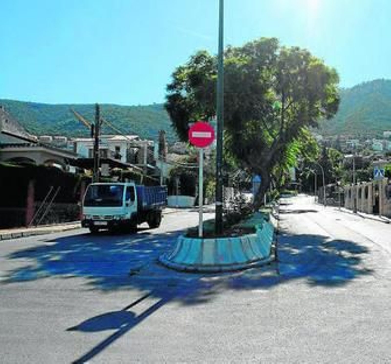 Entrada a la urbanización El Lagar.