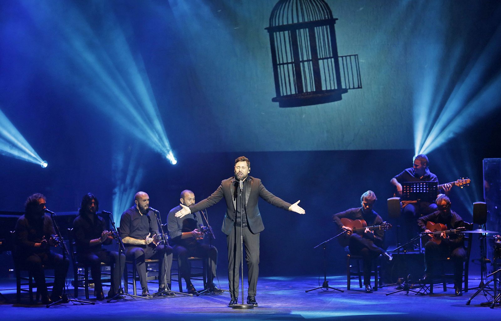 Imágenes de la actuación de Miguel Pôveda en el Teatro Falla