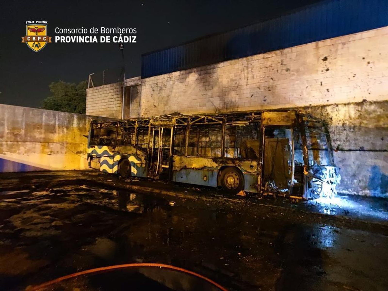 El autobús urbano, calcinado en la cochera de El Portal.