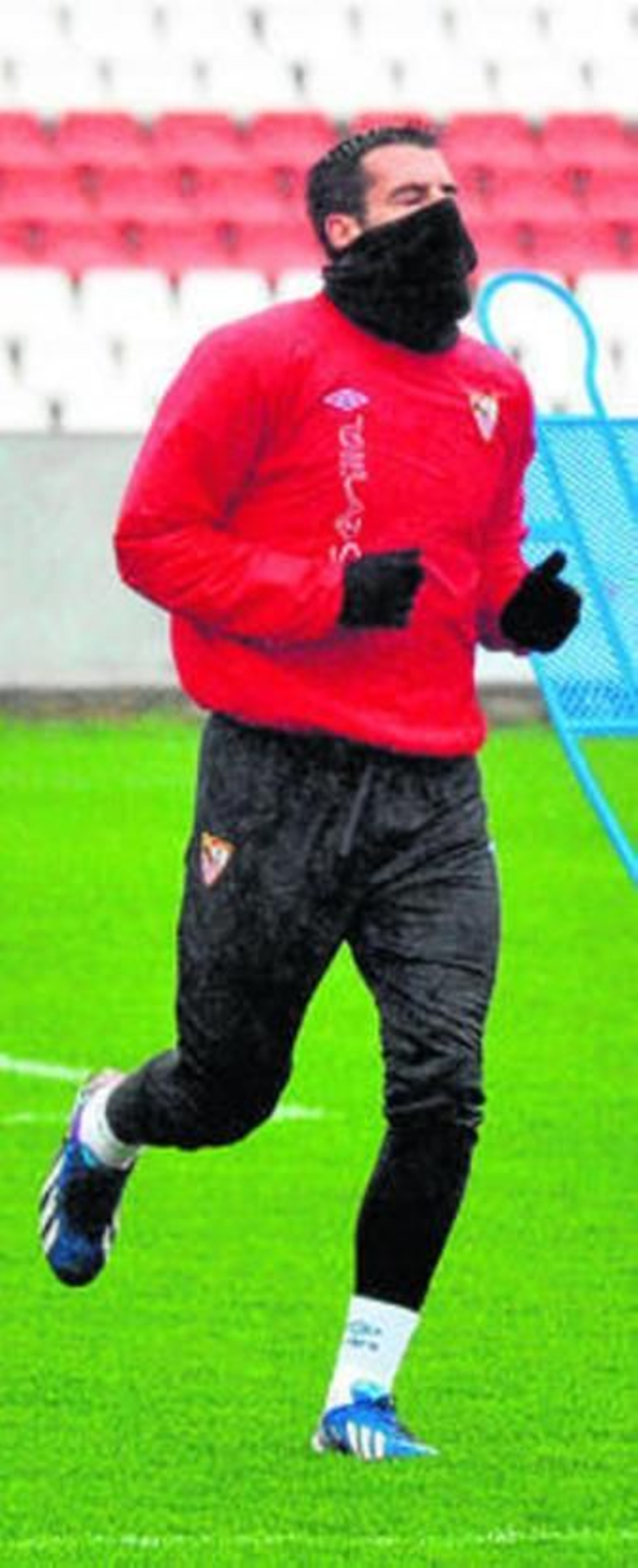 Negredo, en pleno esfuerzo en la húmeda sesión de ayer.