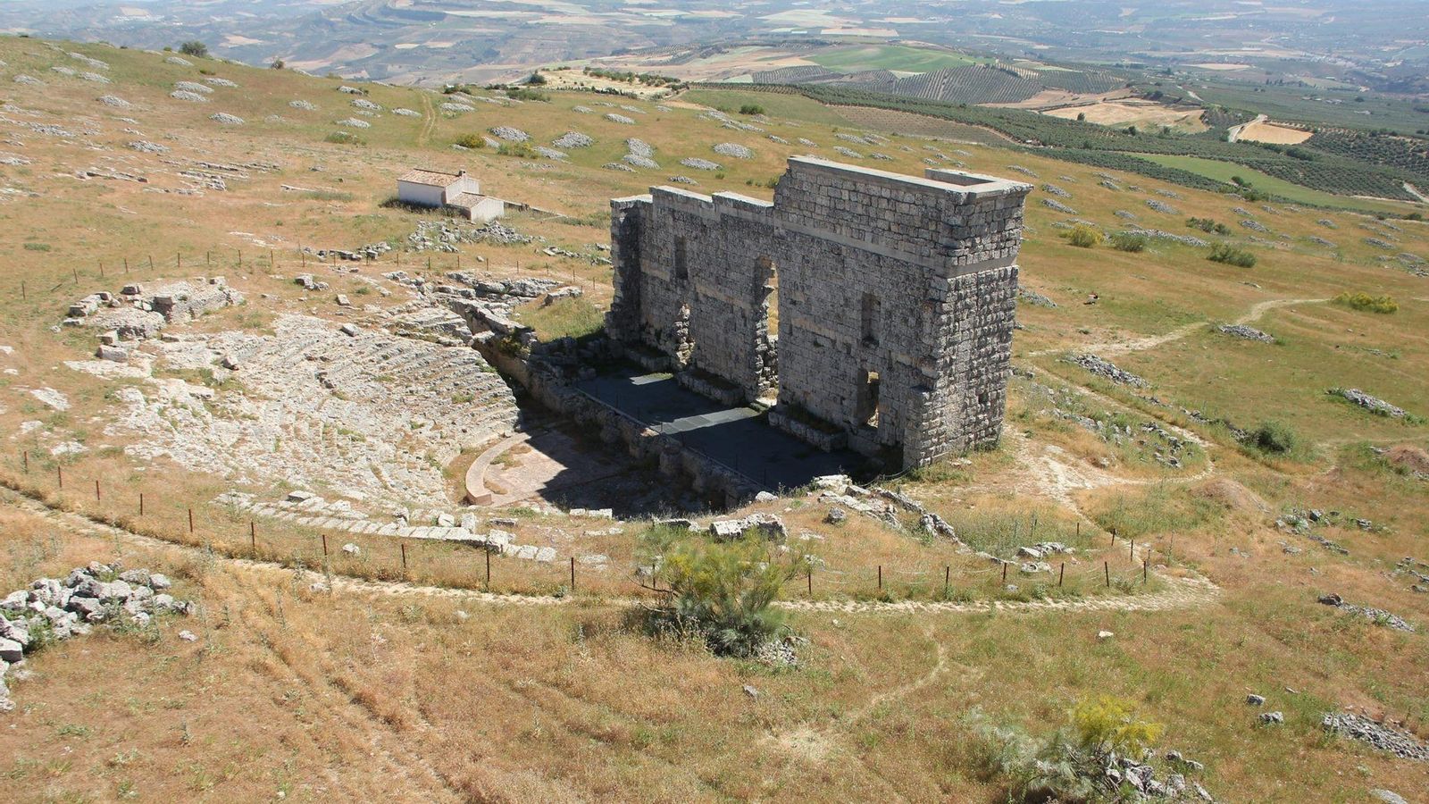El anfiteatro romano de Acinipo se ubica en un paisaje espectacular