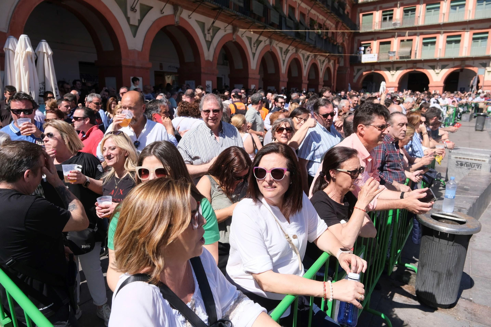 La 'máscletá' y el desfile de 'belleses' alicantinas celebrado en la plaza de la Corredera de Córdoba, en imágenes