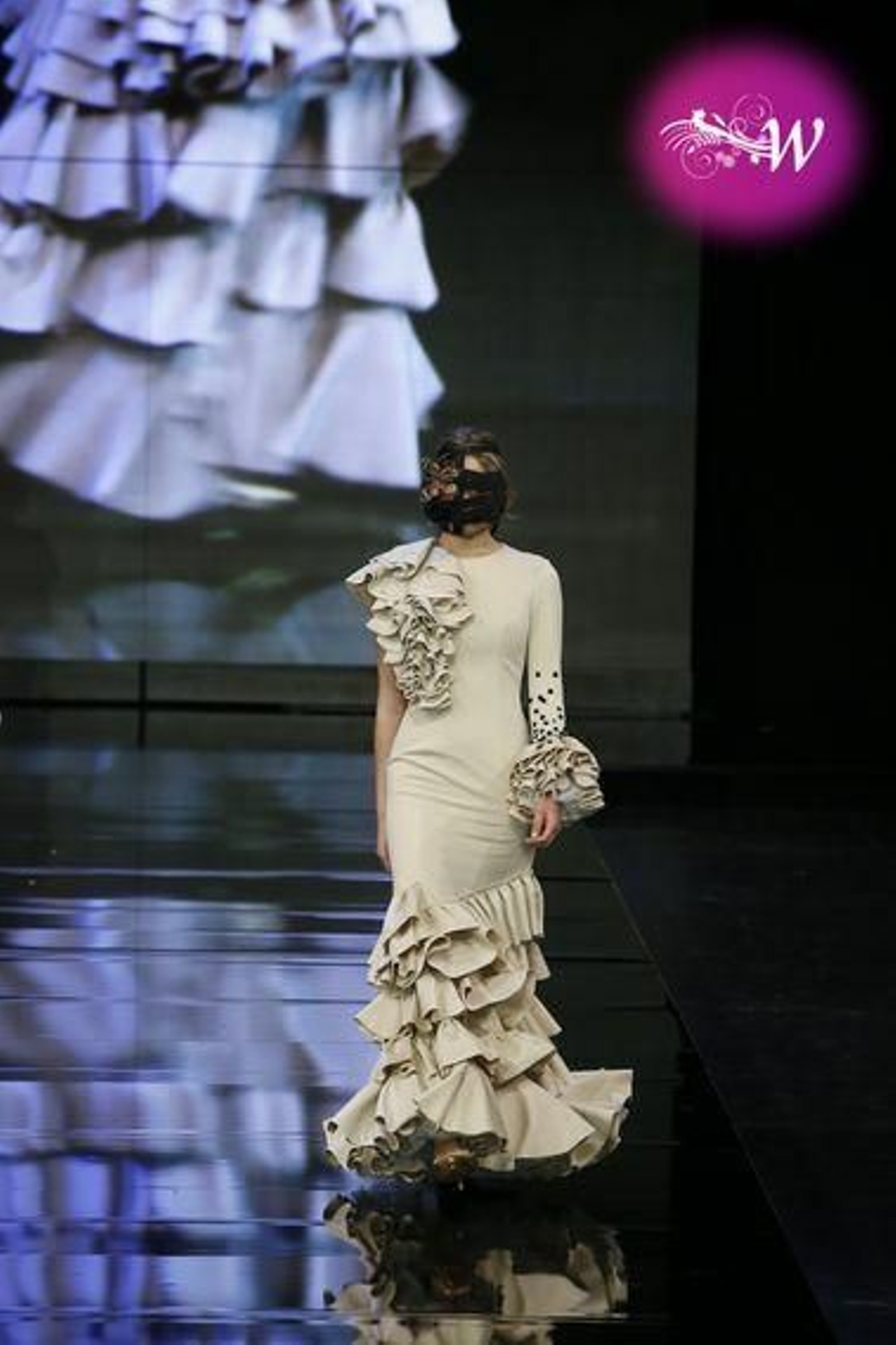 Así ha sido el desfile de Gil Ortiz en SIMOF 2020, todas las fotos de su colección de flamenca