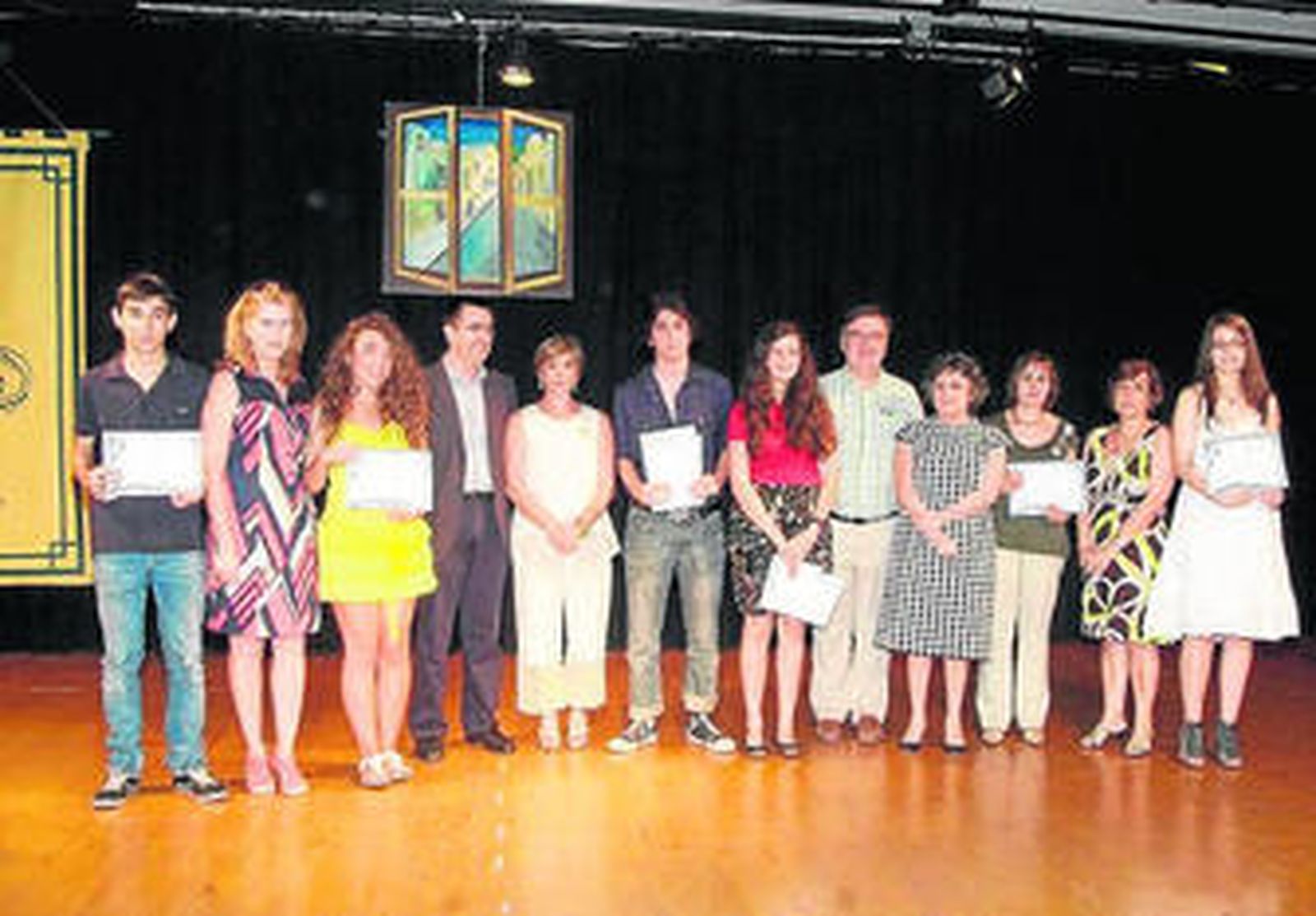 Autoridades y premiados ayer en la Biblioteca de Roquetas.