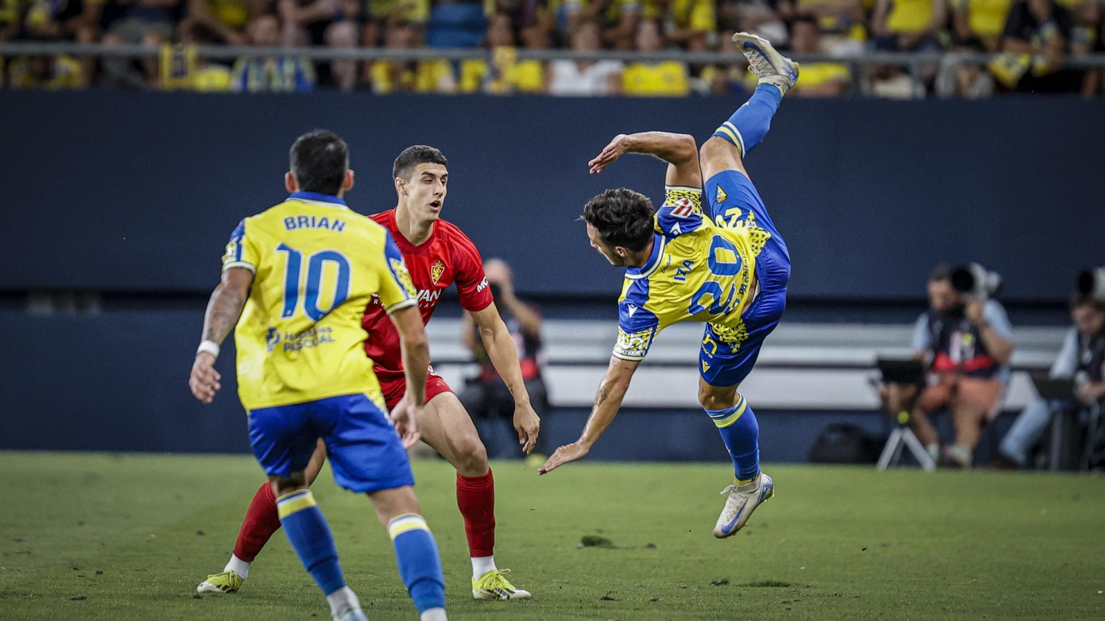 Búscate entre las fotos del partido de fútbol entre Cádiz CF y Real Zaragoza